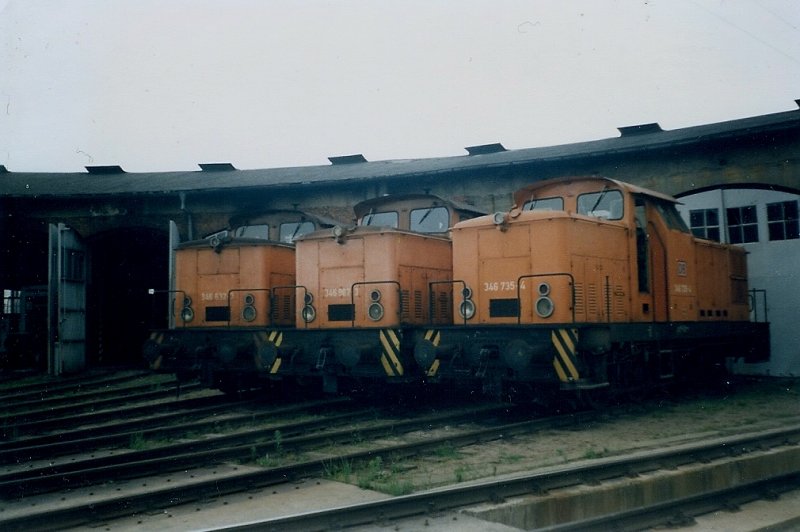 Die Rangierloks von links 346 632,346 967 und 346 735 vor dem Lokschuppen 2 im August 1997 in ihrem Heimatbw Stralsund.