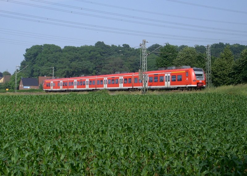 DIE RB 11077 (RB33) fhrt richtung Lindern...hier passiert siekurz hinter den Bruchwald bei Schloss Tripz