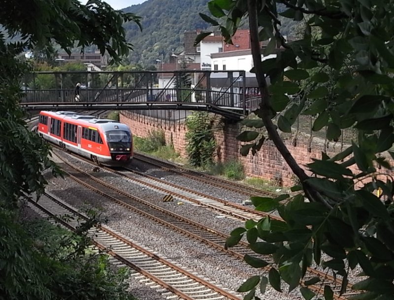 Die RB 13121 nach Bingen nhert sich dem Bad Kreuznacher Bahnhof. Aufgenommen am 5.9.09.