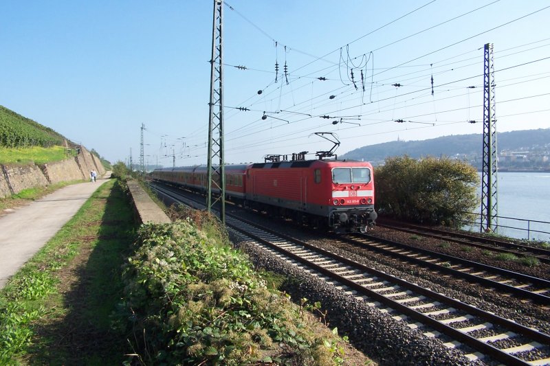 Die RB 15525 rauscht mit einer 143 kurz vor Rdesheim durchs sonnige Rheintal