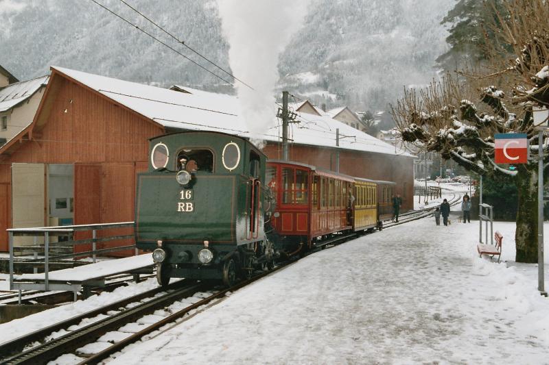 Die RB 16 mit drei alten Wagons bei der Einfahrt 