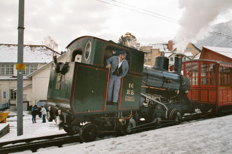 Die RB 16 steht am 25.1.004 beim Bahnhof Arth-Goldau