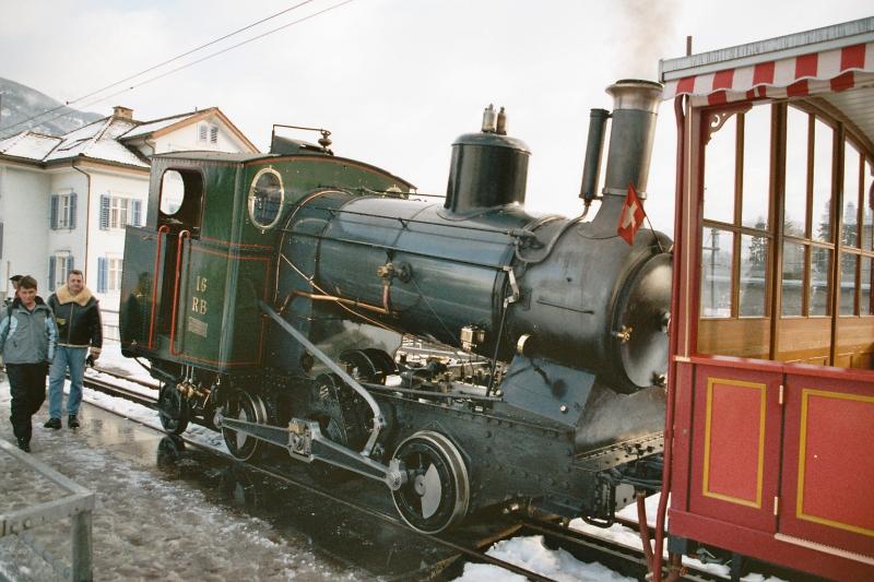 Die RB 16 steht am 25.1.004 beim Bahnhof Arth-Goldau
