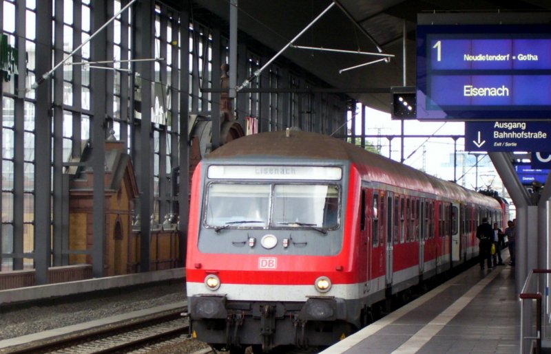 Die RB 16324 von Halle (S) Hbf nach Eisenach, am 09.07.2007 beim Halt in Erfurt Hbf.