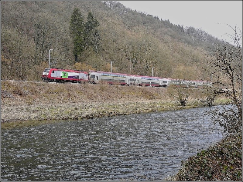 Die RB 3236 aus Wiltz, gezogen von der E-go Werbelok 4019, fhrt am 22.03.09 durch das Sauertal in Bourscheid-Plage in Richtung Luxemburg. (Jeanny)