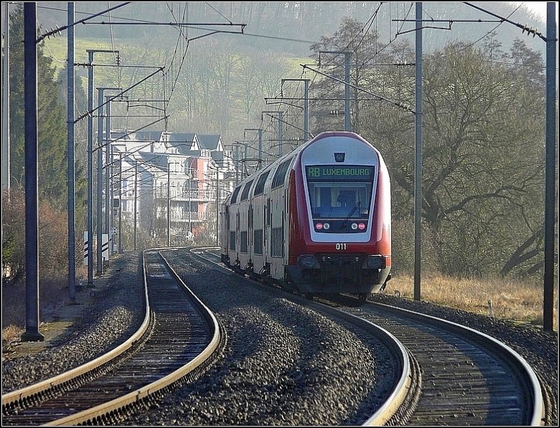 Die RB 3238 hat am 28.12.08 die Haltestelle Lintgen verlassen und f�hrt in Richtung Luxemburg weiter. (Jeanny)