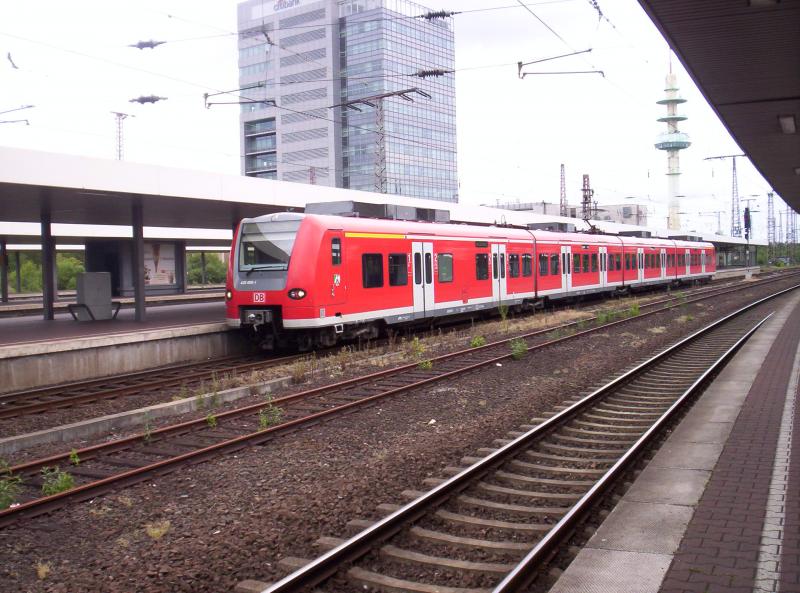 Die RB 33 nach Aachen Hbf bei der Bereitstellung in Duiburg mit 425 055. 11.06.2005