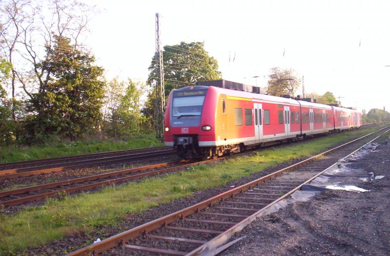 Die RB 33  Rhein-Niers-Bahn  mit zwei 426er von Aachen kommend, muss wegen Oberleitungsschden durch den alten Rangierbahnhof von Hckelhoven-baal fahren. Der Zug hatte zu der Zeit schon 20 Minuten Versptung. 06.05.2005