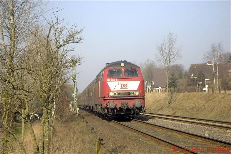 Die RB 35125 von Heide nach Itzehoe zieht in Frhjahr 2003 die BR 218 284-0 am Einfahtssignal von St.Michaelisdonn.