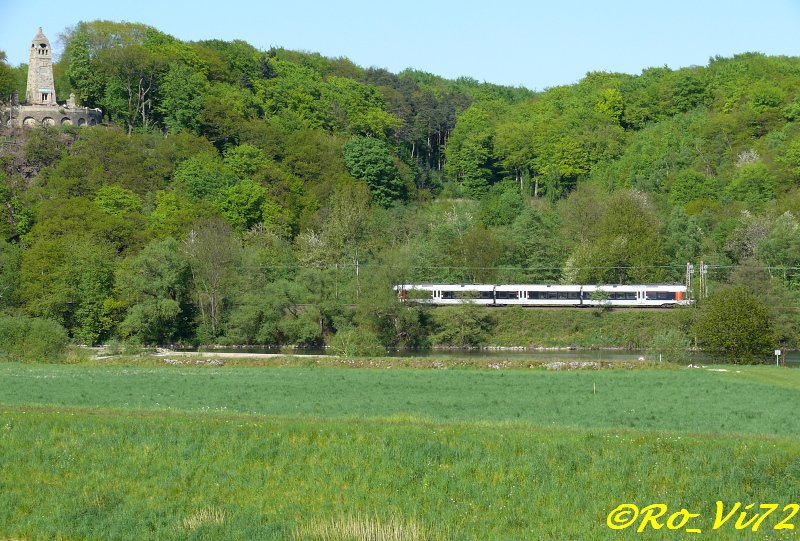 Die RB 40 Ruhr-Lenne-Bahn (Hagen-Essen) passiert gerade das Bergerdenkmal auf dem Wittener Hohenstein. 04.05.2008.