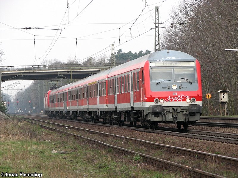 Die RB aus Hamburg Hbf erreicht den Bahnhof Radbruch. Zum Fahrplanwechsel im Dezember bernimmt Metronom auch diese RB Leistung ziwschen Hamburg und Lneburg.