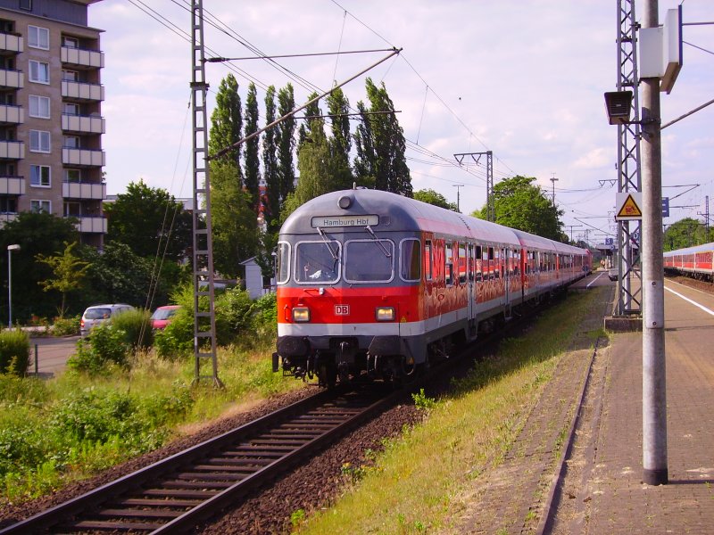 Die RB aus Itzehoe zum hamburger Hauptbahnhof beim Verlassen des elmshorner Bahnhofs. 06.06.08