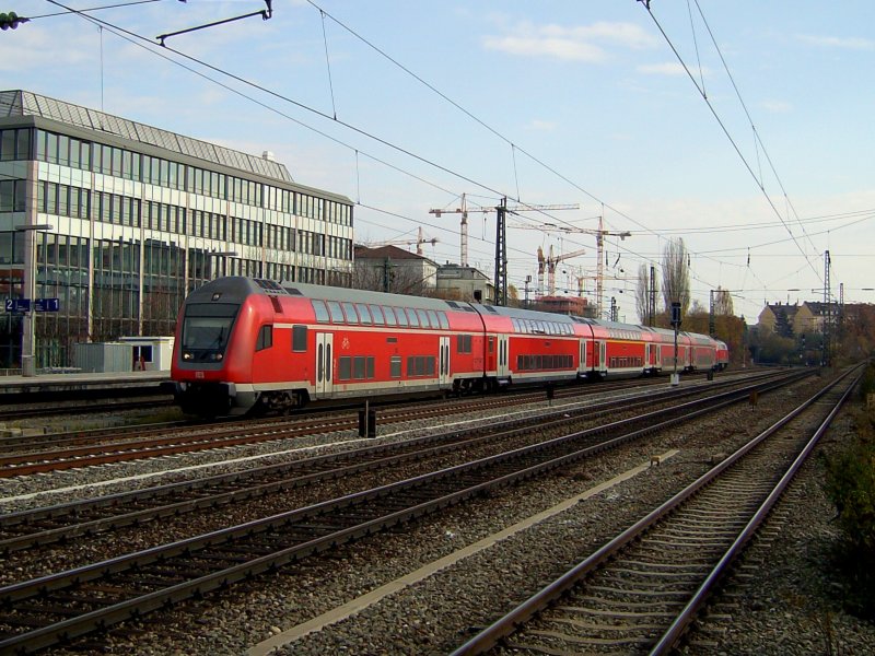 Die RB von Mhldorf nach Mnchen am 08.11.2008 bei der Durchfahrt am Heimeranplatz (Mnchen) 