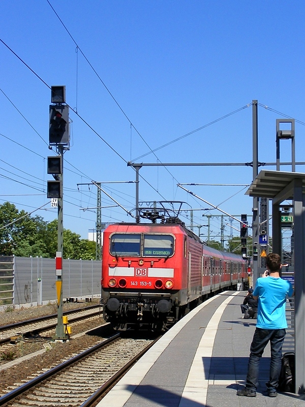 Die RB nach Eisenach fhrt am 13.6.2009 gezogen von 143 153-5 in Erfurt ein. Dokumentiert wird das mit vier Kameras (Kevin, Fabian, Martin und ich;-)