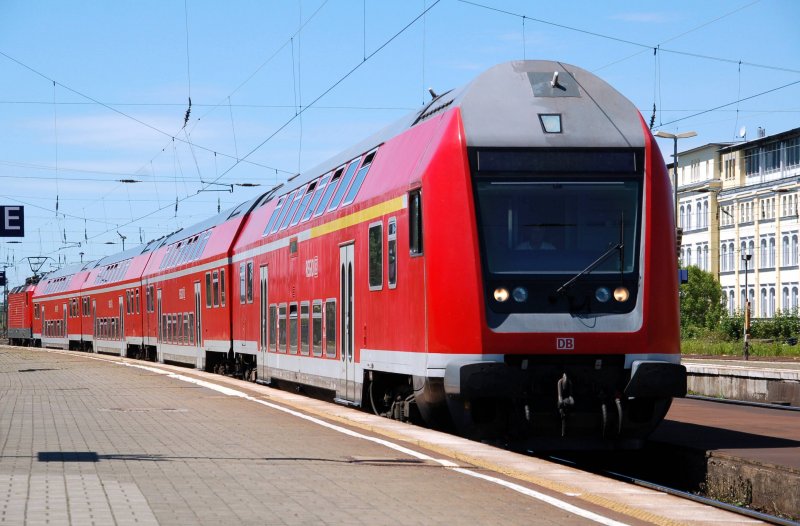 Die RB nach Eisenach fhrt am 13.06.09 in den Bahnhof Weimar ein. Diese Garnitur wird als Fahrradzug mit Dosto gefahren.