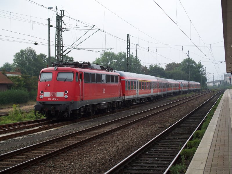 Die RB nach Hannover Hbf steht noch abgebchelt auf dem Abstellgleis (110 506) Minden (25.8.2007)
