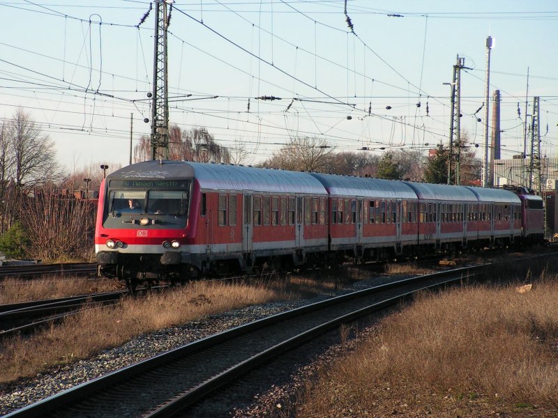 Die RB nach Minden, die an den Wochenenden zwischen Rotenburg und Minden pendelt, durchquert das nrdliche Gleisfeld des Nienburger Bhfs.