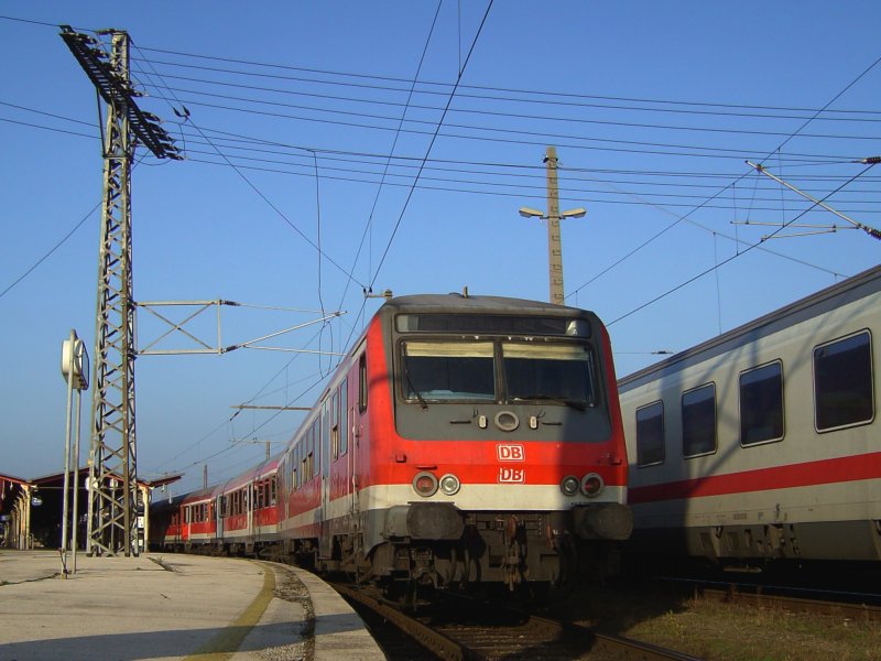 Die RB nach Mnchen am 11.10.2008 in Salzburg Hbf auf Gleis 21, der Wittenbergsteuerwagen hat zwei DB Logos. 
