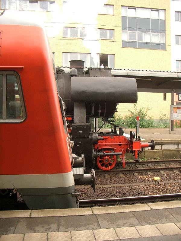Die RB nach Wustermark vor der 52 8177-9 mit dem Sonderzug nach Aschersleben. Potsdam Hbf, 2008-09-07.