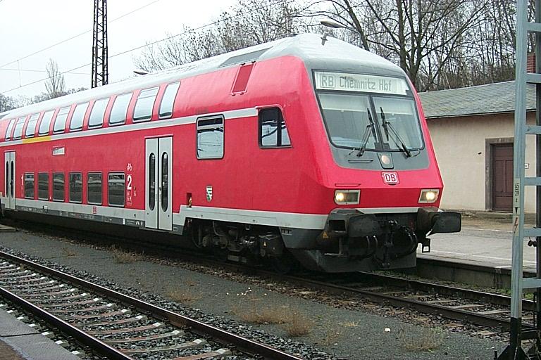 Die RB von Riesa nach Chemnitz Hbf steht mit einem Doppelstocksteuerwagen der Bauart DBbzf in Riesa.