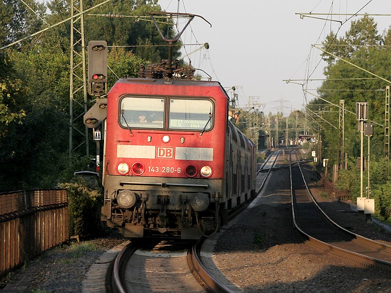 Die RB32 nach Koblenz Hauptbahnhof befhrt die Rheinbrcke bei Gustavsburg. In dieser Gegend haben einige 143er einen Gummirahmen an den Fhrerstandsfenstern.
(30.08.2007)