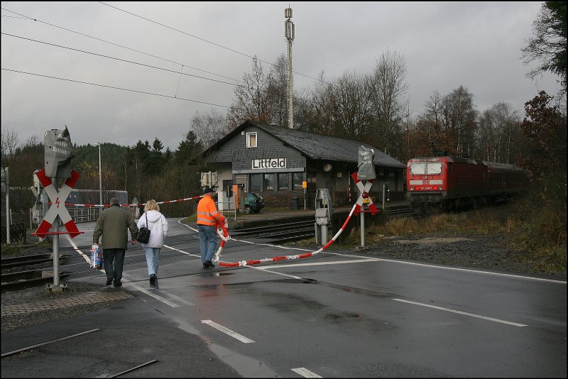 Die RB91 (RB 39166)  Ruhr-Sieg-Bahn  ist vorbei und die  Schranken  werden vom sehr hfflichen  Schrankenwrter  geffnet. (01.12.2007)