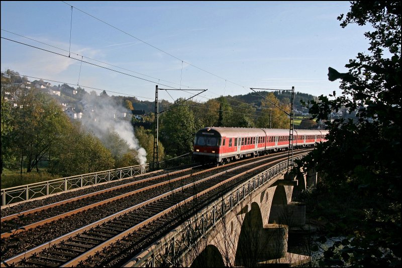 Die RB91 (RB 39174)  Ruhr-Sieg-Bahn , von Siegen nach Hagen Hbf, �berquert am Mittag des 13.10.2007 die Lenne bei Finnentrop.
