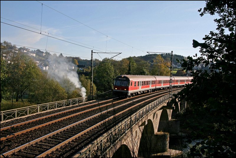 Die RB91 (RB 39174)  Ruhr-Sieg-Bahn , von Siegen nach Hagen Hbf, berquert am Mittag des 13.10.2007 die Lenne bei Finnentrop.
