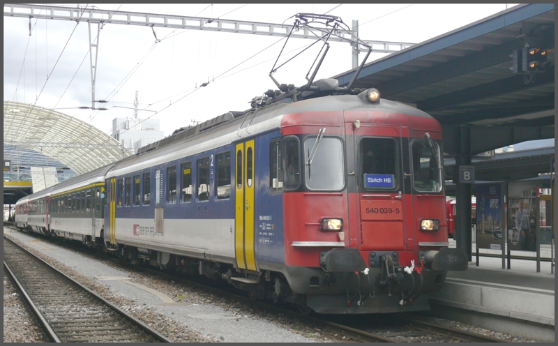Die RBe kommen zur Zeit wieder zu Schnellzugsehren. IR 10790 von Chur nach Zrich als Anschlusszug des BerninaExpress ist zur Zeit wieder mit einem dieser unverwstlichen Triebwagen bespannt. Whrend die Reisenden im BEX 950 in einem einheitlichen Panoramzug anreisen, geht die Reise in  diesem  Gemischtwarenladen  weiter nach Zrich. So ist diese Zugskomposition wohl nur fr den Fotografen ein Glcksfall.
RBe 540 039-5, A 5085 10-95204-9 (Alt), Bpm 8520-90 242-9 (international), B 5085 20 73006-2 (New look) in Chur. (23.06.2009)