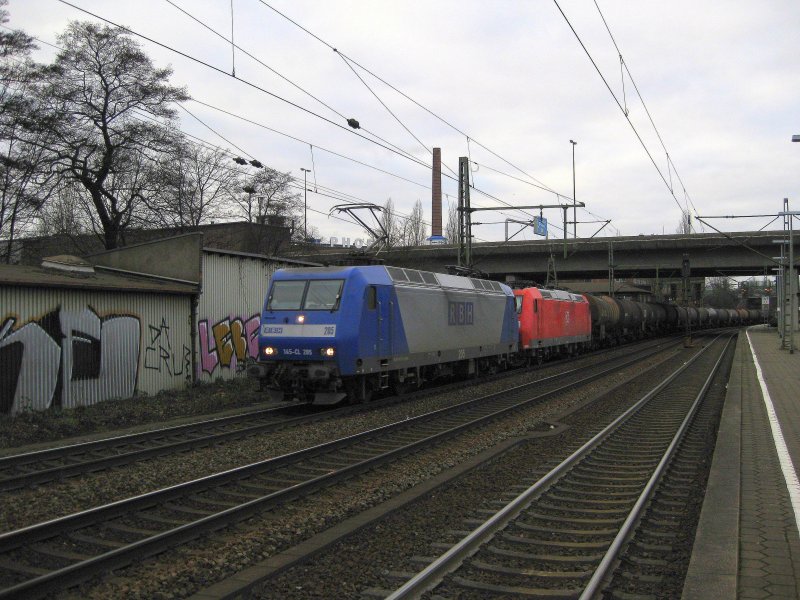 Die RBH 145-CL 205 hatte am 31.01.09 eine abgeb�gelte 185 sowie einen �ler Richtung S�den im schlepp. Aufgenommen in Hamburg-Harburg.