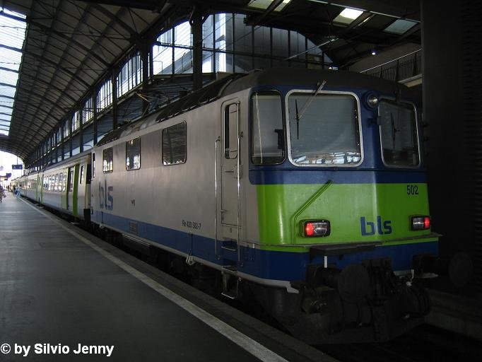 Die Re 420 502-7 stand am 27.7.06 mit einem RE nach Bern in Luzern. Normalerweise werden auf diesem Abschnitt Lokomotiven des Typs Re 465 eingesetzt.