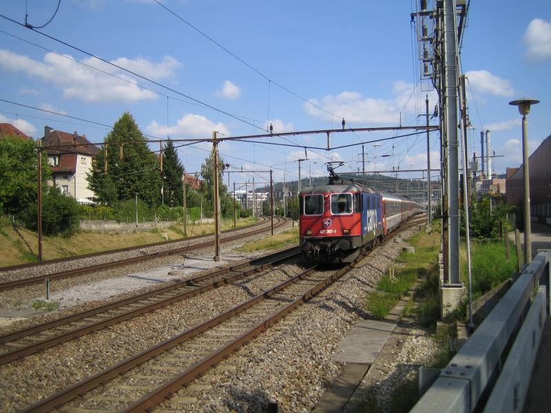 Die Re 421 397-1 fuhr am 28.8.05 mit dem EC 194 nach Zrich HB durch den Bahnhof Grze.