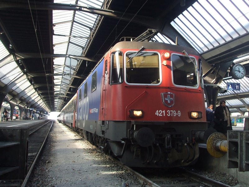 Die Re 421 steht am 29.11.2008 nach der Fahrt von St. Margrethen nach Zrich im Bahnhof Zrich.
