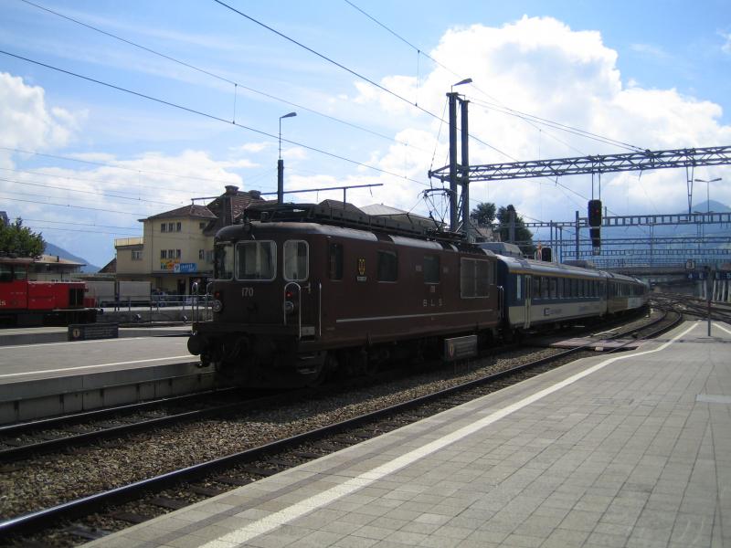 Die Re 425 170 ''Brig-Glis'' schob am 9.7.05 den RE 3116 nach Interlaken Ost.