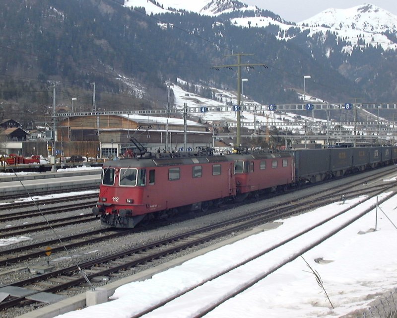 Die Re 436 112 + 115 warten in Frutigen mit ihrem Containerzug auf die Abfahrt Richtung Italien. Dieser Zug wird gleich durch den Ltschbergbasistunnel fahren. Die Loks scheinen keine Besitzer zu haben, 14.03.09