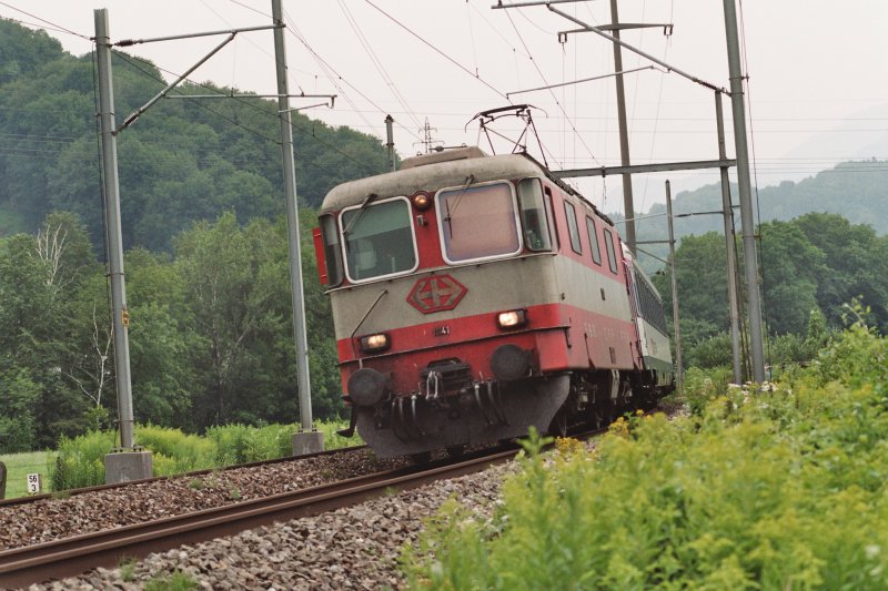 Die Re 4/4   11141 im SwissExpress-Kleid bei Ziegelbrcke. Sie zieht den EC 96 in Richtung Zrich. 