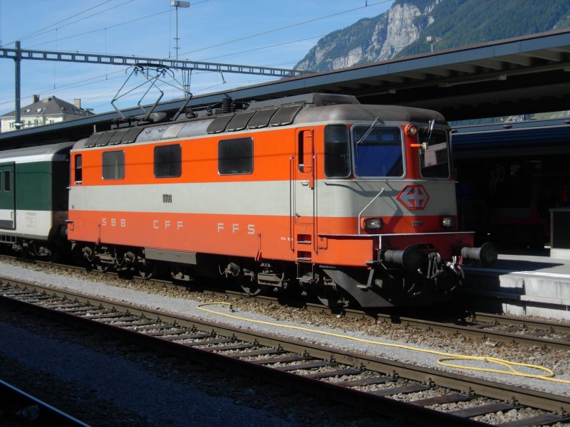 Die Re 4/4 10008, eine der 3 letzten SwissExpress Lokomotiven im SBB Planbetrieb. Hier am 09.09.08 mit dem Rheintalexpress in Chur