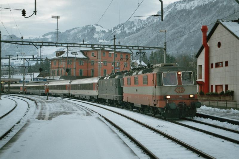 Die Re 4/4 11100 und noch eine Re 4/4, am 25.1.04 in Arth-Goldau