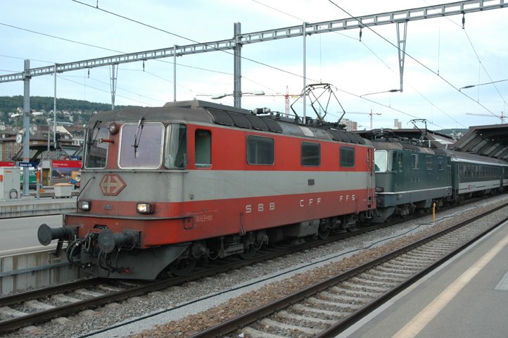 Die Re 4/4'' 11108 und 11161 am 13.5.07 im Zrcher HB. Eher selten, eine Swiss-Express und eine grne am gleichen Zug ( je noch 3 im P vorhanden).