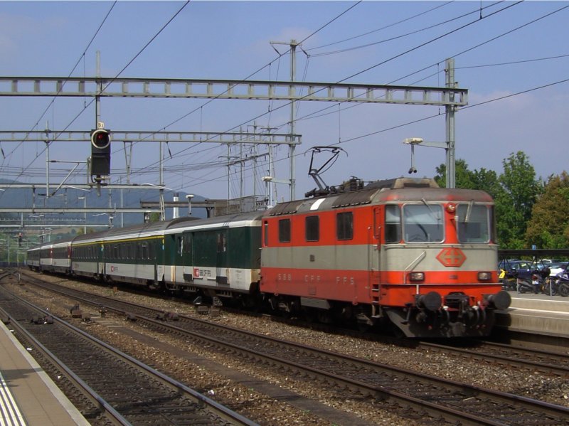 Die Re 4/4 11109 Cremschnitte am 29.08.2008 bei der Einfahrt mit einem IR in Liestal. 