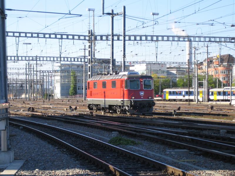 Die Re 4/4'' 11114 stand am 9.10.05 im Zrcher Hauptbahnhof und wartete auf ihren nchsten Einsatz.