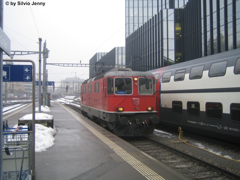 Die Re 4/4'' 11140 fhrt am 16.12.08 an ihren REX, um diesen nach dessen Ankunft zu bespannen. Die Re 4/4'' 11140 ist eine von 3 Re 4/4'' der 1. Serie mit Einholmpanto... hoffentlich bringt demnchst Roco diese Variante als Modell...