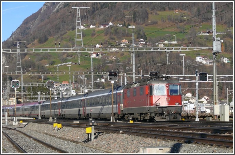Die Re 4/4 11144 verlsst mit EC 163  Transalpin  Sargans Richtung Buchs SG. (24.12.2008)