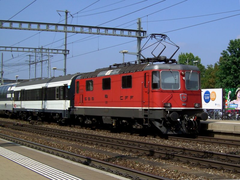 Die Re 4/4 11152 am 29.08.2008 bei der Einfahrt mit einem IR in Liestal. 