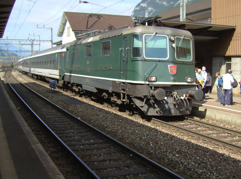 Die Re 4/4 11158 mit einem IR bei der einfahrt in Erstfeld. (08.09.2007)
