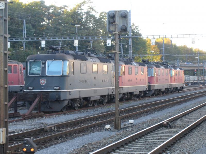 Die Re 4/4'' 11161 und drei weitere Re2 waren am 9.10.05 in Blach abgestellt.