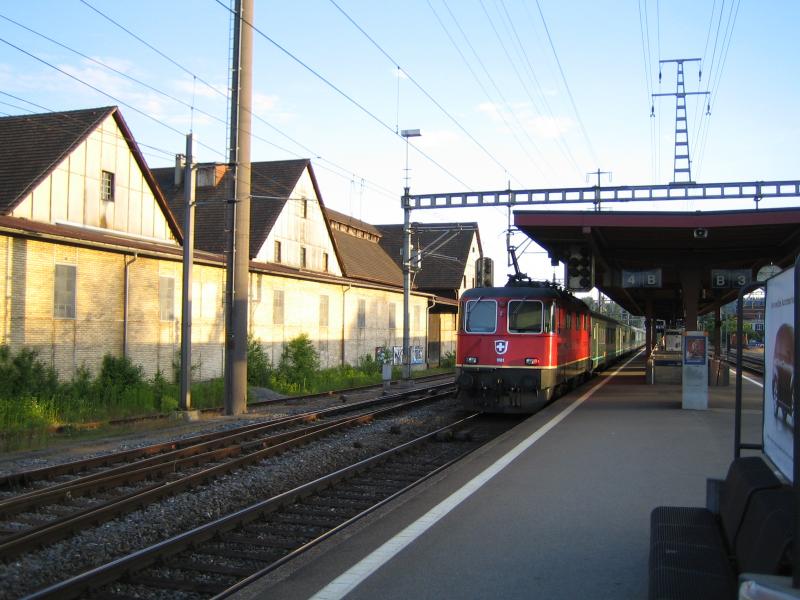 Die Re 4/4'' 11181 fuhr am 7.6.05 mit einem Dispo-Pendel durch Oberwinterthur, die 11181 war diejenige Lok, die in den 80-er Jahren den Bourett-Anstrich trug, und spter den spezial Anstrich fr die damaligen RX Aarau-Baden, nun ist sie wieder rot, da diese Linie auf den 12.12.04 aufgehoben wurde.