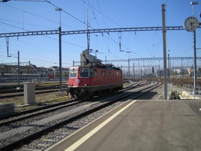 Die Re 4/4'' 11194 fuhr am 9.10.05 an das Perron des HB Zrich um den EC 96 nach Brssel bis Basel zu bespannen.