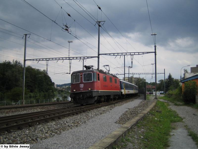 Die Re 4/4'' 11204 fuhr mit einem Dispopendel durch Dietikon, um in im RBL abstellen zu knnen, nachdem er als Extrazug fr die Street Parade gebraucht wurde.