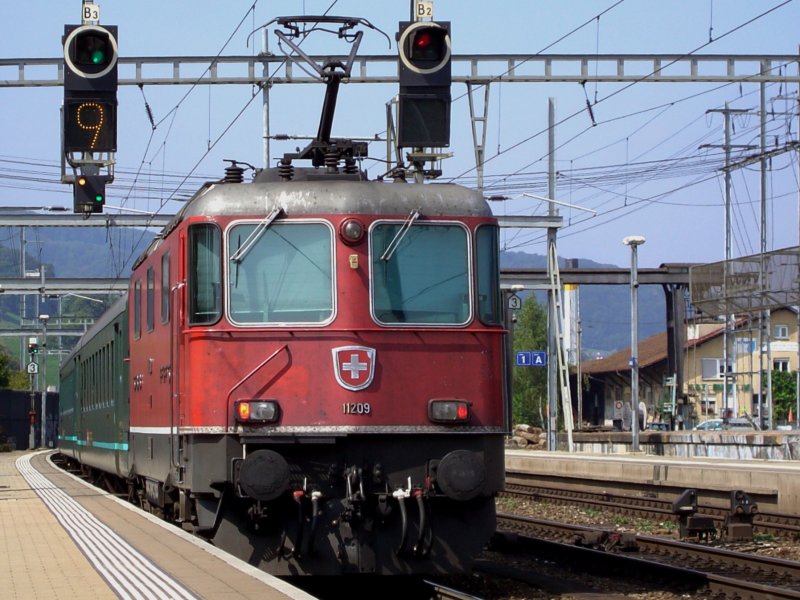 Die Re 4/4 11209 am 29.08.2008 mit einem IR bei der Ausfahrt aus Liestal. 